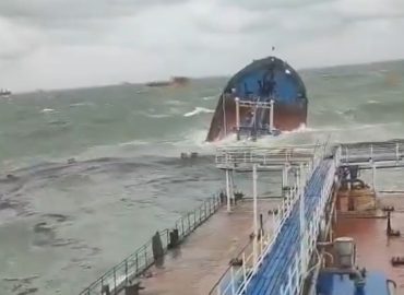 Un petrolier rusesc s-a scufundat in Marea Neagră în timpul unei furtuni puternice: scurgeri de petrol și o persoană decedată