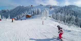 Zăpadă și distracție: unde poți schia acum în România și cât costă skipass-ul