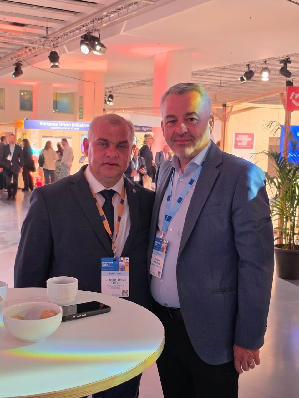 Ciprian-Ionuț Trifan, președintele Consiliului Județean Vaslui, și Lucian Braniște, primarul municipiului Vaslui, fotografiați la Bruxelles, în cadrul EURegionsWeek 2026.